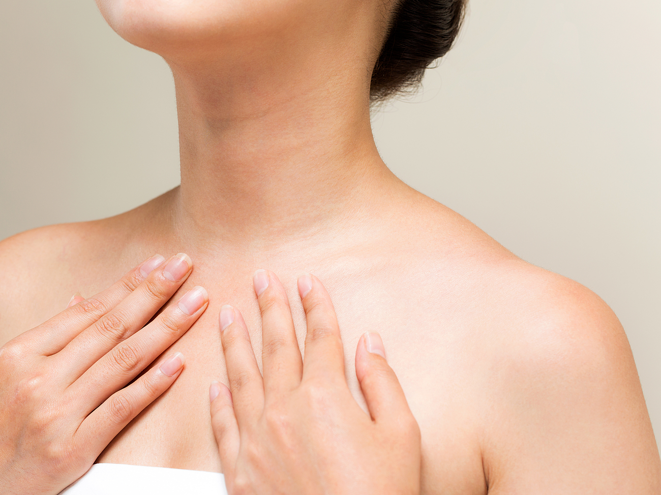 Schilddrüsenoperation ohne sichtbare Narben AdobeStock_166067098_Hals_Narbenlos.jpeg